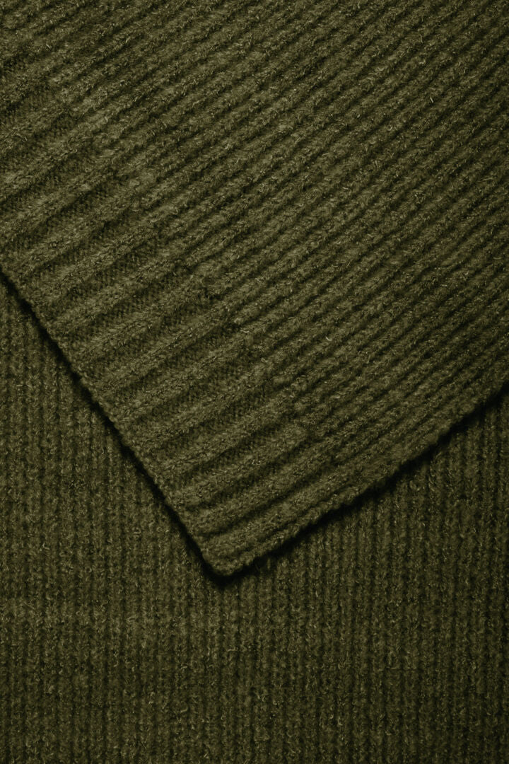 Ivo Scarf in Rifle Green