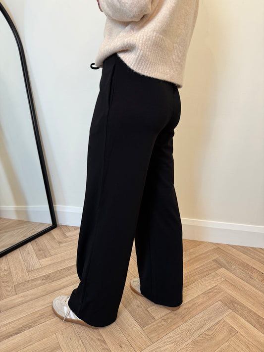 Viclua Highwaisted Wide Leg Trousers in Black