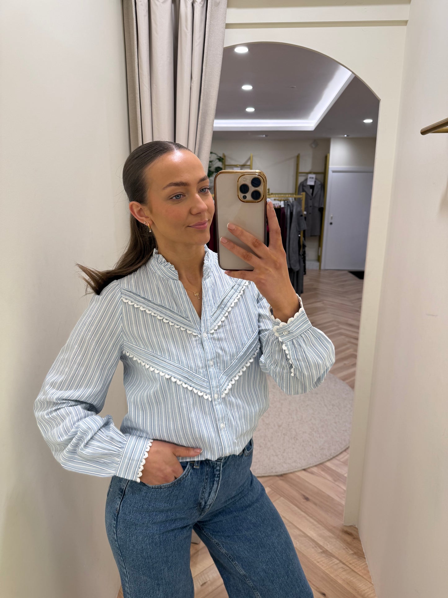 Ihlitu Shirt in White with Blue Stripe