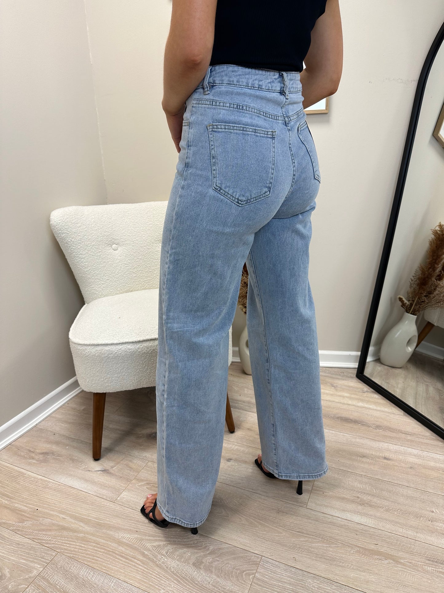 Wide Leg Jeans in Pale Blue