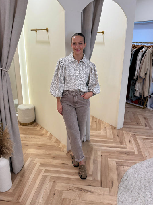 Lola Mom Jeans in Taupe