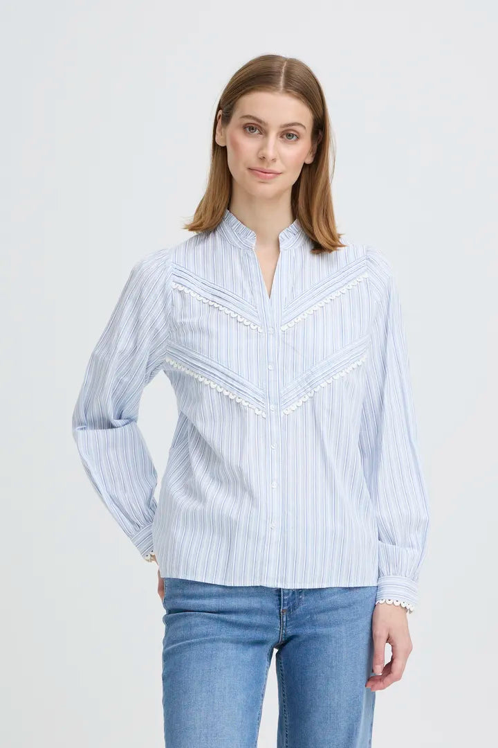 Ihlitu Shirt in White with Blue Stripe